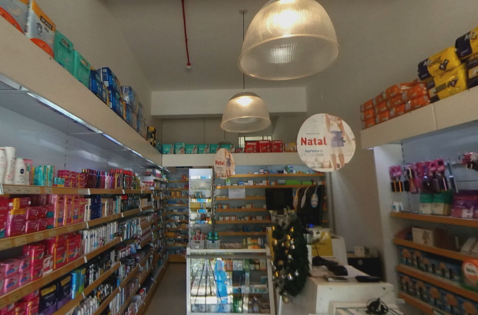 Farmacêutica atendendo cliente com atenção e cuidado