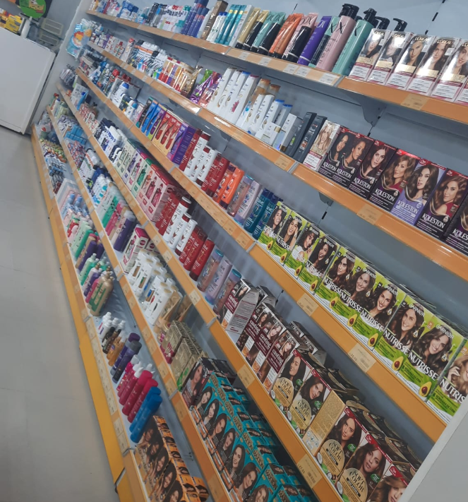 Corredor com ampla variedade de produtos de saúde e bem-estar