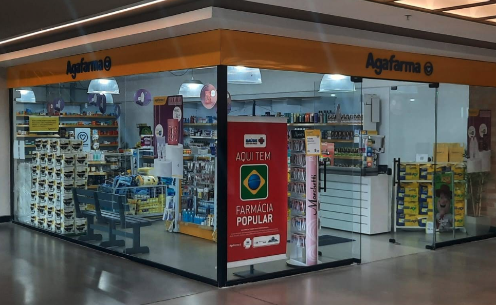 Interior espaçoso e organizado da Drogaria Agafarma